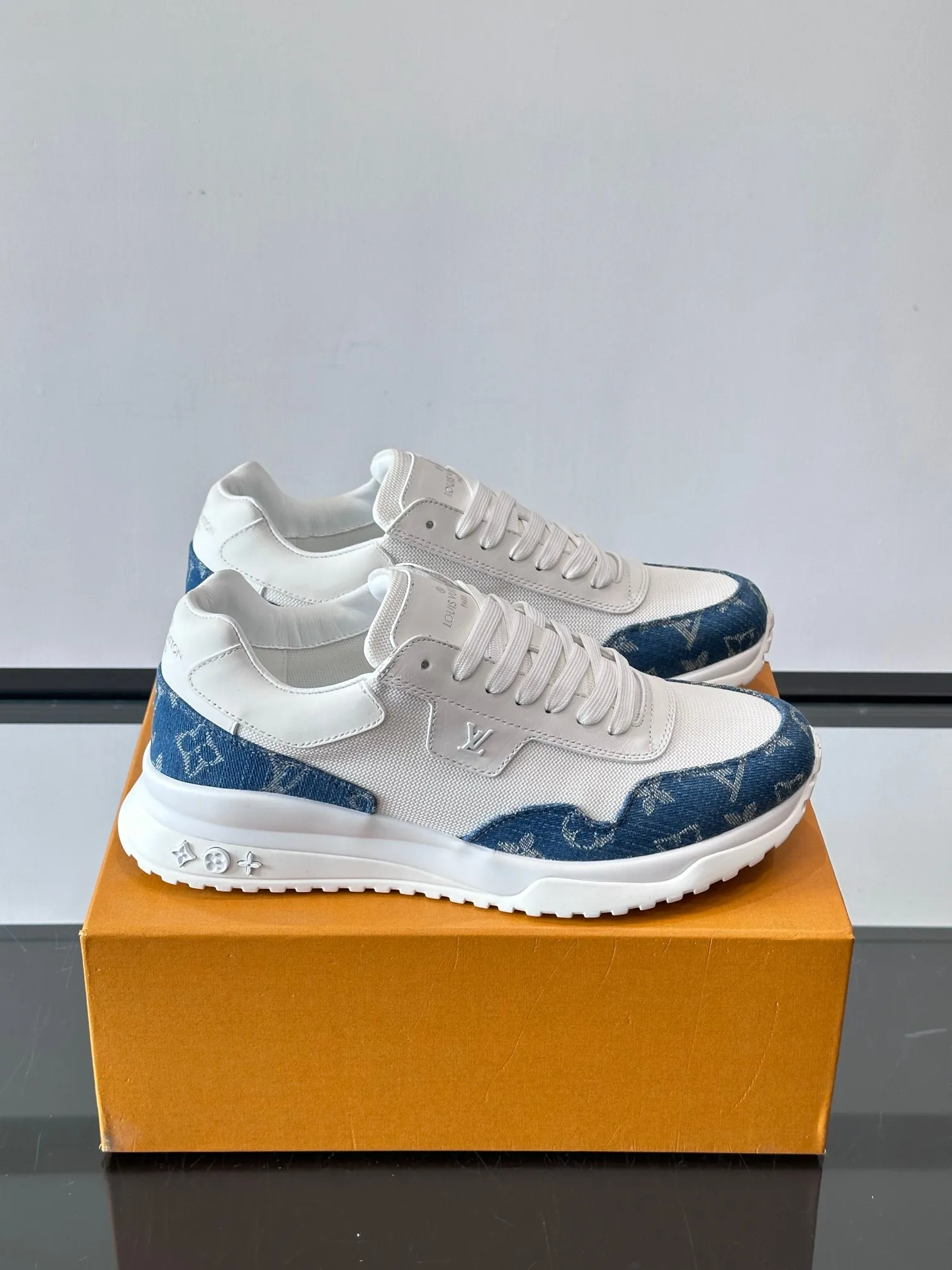 Men's Men's Shoes 💰500 [New Style] 🐡🐡LV🆕RUN AWAY sneakers, this Run Away sneaker is made of first-layer cowhide leather and breathable original material. The wedge-shaped rubber outsole continues the running shoe design, embellished with Monogram flowers, the L V letter is marked on the tongue, and the Louis Vuitton Paris logo is embellished on the back. Paired with brand logo cotton feet, the mesh lining and heel are spliced ​​and wrapped in cowhide, making the upper foot comfortable and breathable! size: 39-44 (38.45.46 customized)